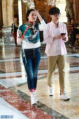 组图：账房先生华晨宇兼职摄像 张翰遭鹦鹉调戏