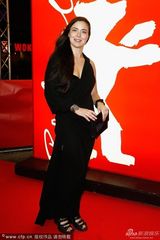 组图：女星红毯撩发露大腿 搔首弄姿热贴导演