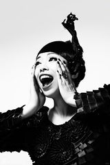 组图：黄绮珊新照全曝光 黑白大片演绎另类时尚