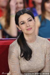 组图：贝鲁奇裸色蕾丝裙上节目 紧并双腿防走光