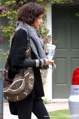 幻灯图集：杰西卡-阿尔芭逛街 撅嘴表情可爱