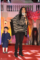 高清图：韦唯携三子首度同台献艺 成龙赞教子有方