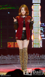 组图：EXO圣诞装热舞《MCD》 孝琳大尺度惹火