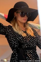 组图：帕里斯-希尔顿潮店扫货毫不惜金