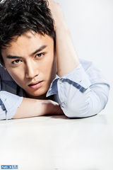 组图：陈晓【演员】衬衫写真帅气 睫毛纤长眼神深邃
