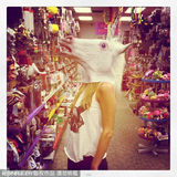 组图：希尔顿购买万圣节装备 戴马头面具搞怪