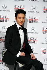 组图：冯绍峰获芭莎年度明星 五部电影见证成长