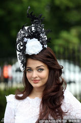 组图：英国皇家赛马会举行 众名媛捧场帽美如花