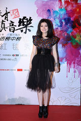 组图：李宇春等亮相榜中榜 雨神萧敬腾驾到