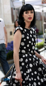 高清组图：克里斯滕-丽特波点黑裙现身活泼俏丽