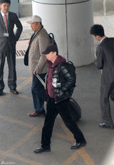 组图：冯小刚与助理返京 VIP通道迅速离开机场