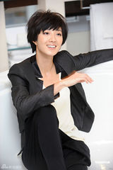 组图：桂纶镁拍写真黑衣黑裤出镜中性风显帅气