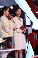 组图：倪妮亮相上海出席代言 米色洋装清新优雅