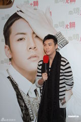 高清图：陈伟霆为新碟庆功 时尚现身和粉丝同庆