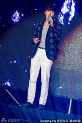 高清组图：玄彬上海开唱 与粉丝合影自拍乐陶陶