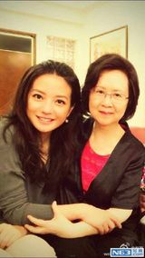 组图：赵薇一家游台湾 小四月琼瑶似亲祖孙