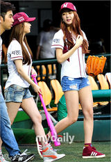 组图：Dal shabet秀彬佑熙担任棒球比赛开球嘉宾