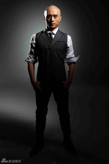 组图：1983组合新照 眼神犀利显阳刚绅士