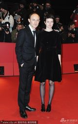 组图：《修女》首映 布尔昆蓝黑长裙亮相