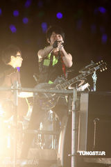 五月天个唱特效看呆5万人 连环爆破冰火五重天