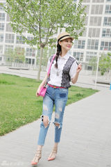 组图：李昕岳夏日清爽街拍 巧用粉色展活力