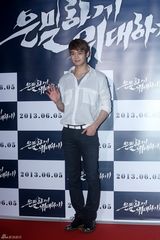 组图：裴勇俊捧场韩片首映 金贤重宋仲基齐亮相