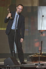 组图：钟兴民获金曲奖演奏类最佳专辑