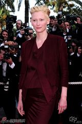 高清组图：斯文顿着红裙优雅 双手合十似圣女