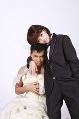 组图：黄小蕾张铎搞怪婚纱照打造另类婚礼