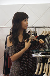 组图：韩星李多海豹纹混搭扫街购物