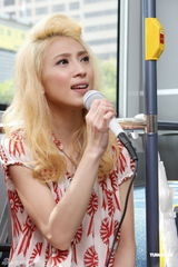 组图：戴佩妮公车宣传新专辑 光脚车上献唱