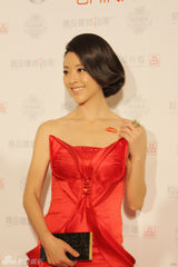 组图：黄小蕾斩获新锐奖 红唇吻印造型亮相红毯