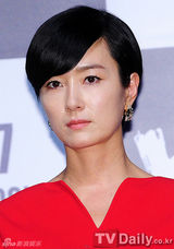 组图：《南方大作战》试映 吴妍秀身着红裙出席