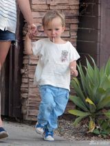 组图：波特曼携爱子出街 小米派德舔棒糖抢镜