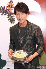 组图：吴尊钟嘉欣开心代言 提前庆生笑吃蛋糕