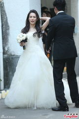 组图：张震大婚献吻娇妻 亲手为新娘提裙摆