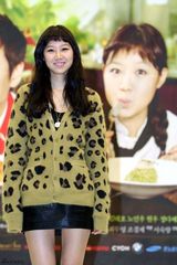 高清图：孔孝真李善均携手演新剧 两女主角美腿PK