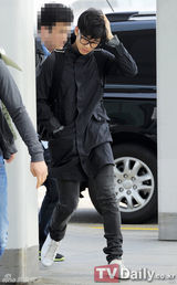 组图：金秀炫休闲装现身机场 飞赴伦敦拍写真