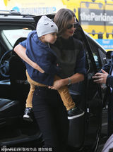 组图：米兰达现身机场 爱子对镜头抛媚眼