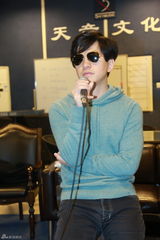 组图：李健上海演唱会彩排 戴墨镜深情演唱