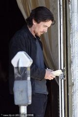 组图：贝尔现身电影片场 胡须拉碴落寞数钞票