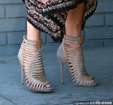 组图:詹妮弗洛佩兹印花裙出街 深V美背无限风骚