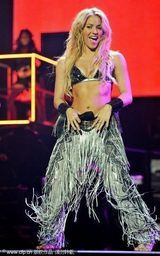 幻灯组图：夏奇拉草裙热舞秀蛮腰 弯腰抛球春光乍泄