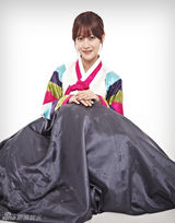 组图：闵孝琳任达华等拍韩服写真庆中秋佳节