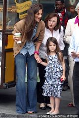 组图：凯蒂带女儿出门 苏瑞碎花裙飘逸星味十足