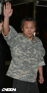 组图：韩国大钟电影节颁奖 导演金基德迷彩装亮相