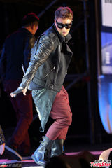 组图：严爵飚高音 与潘玮柏卢广仲接力开唱