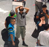 组图：郭富城现身上海机场打扮休闲运气发功