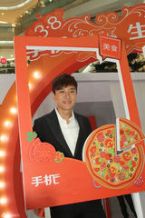 组图：贾乃亮助阵活动阳光亲和 与粉丝互动