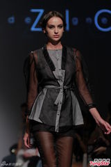 组图：霍启山绯闻女友性感走秀 拒谈郭晶晶怀孕